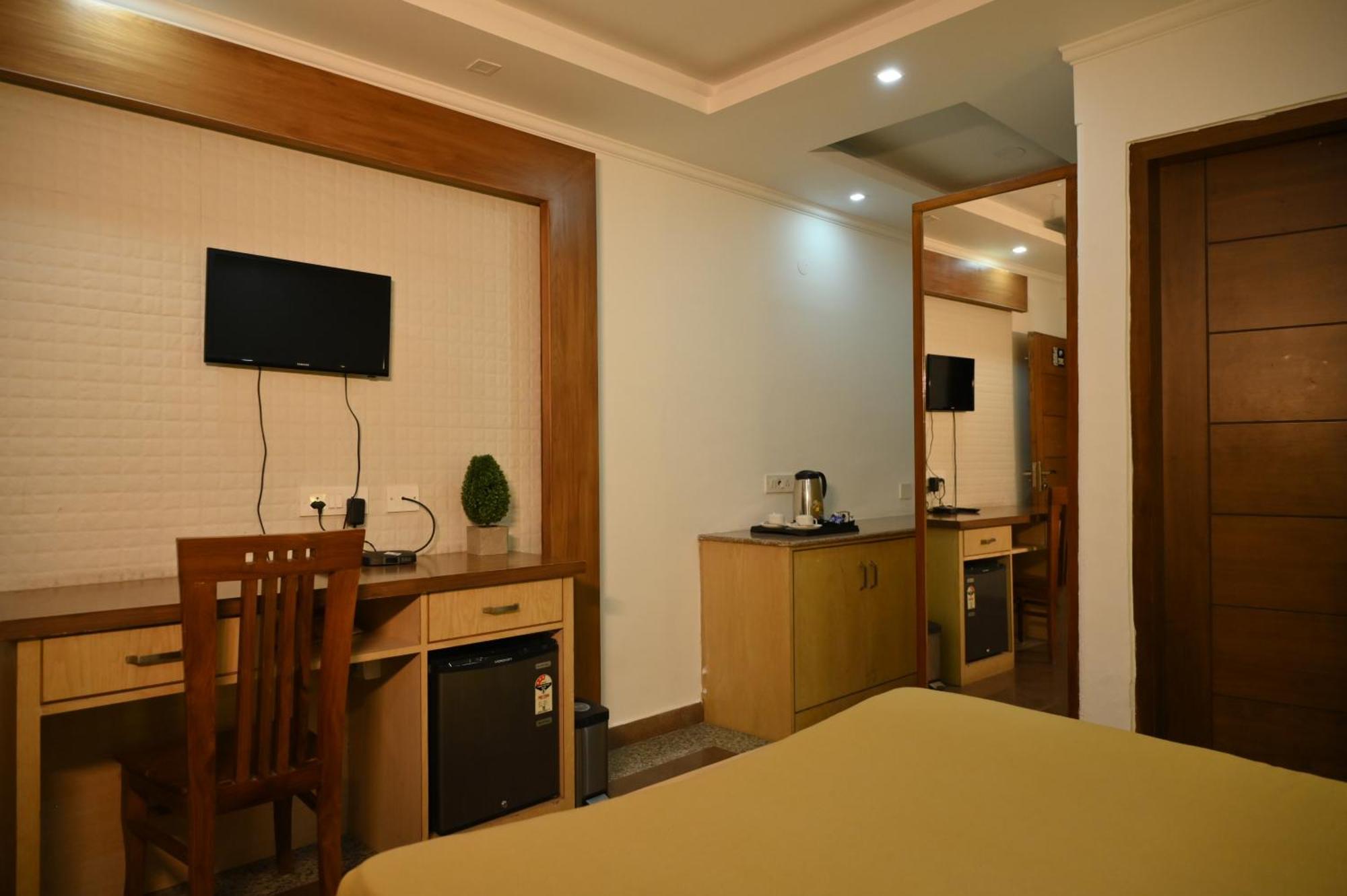Hotel Dh Dharamshala Exterior photo